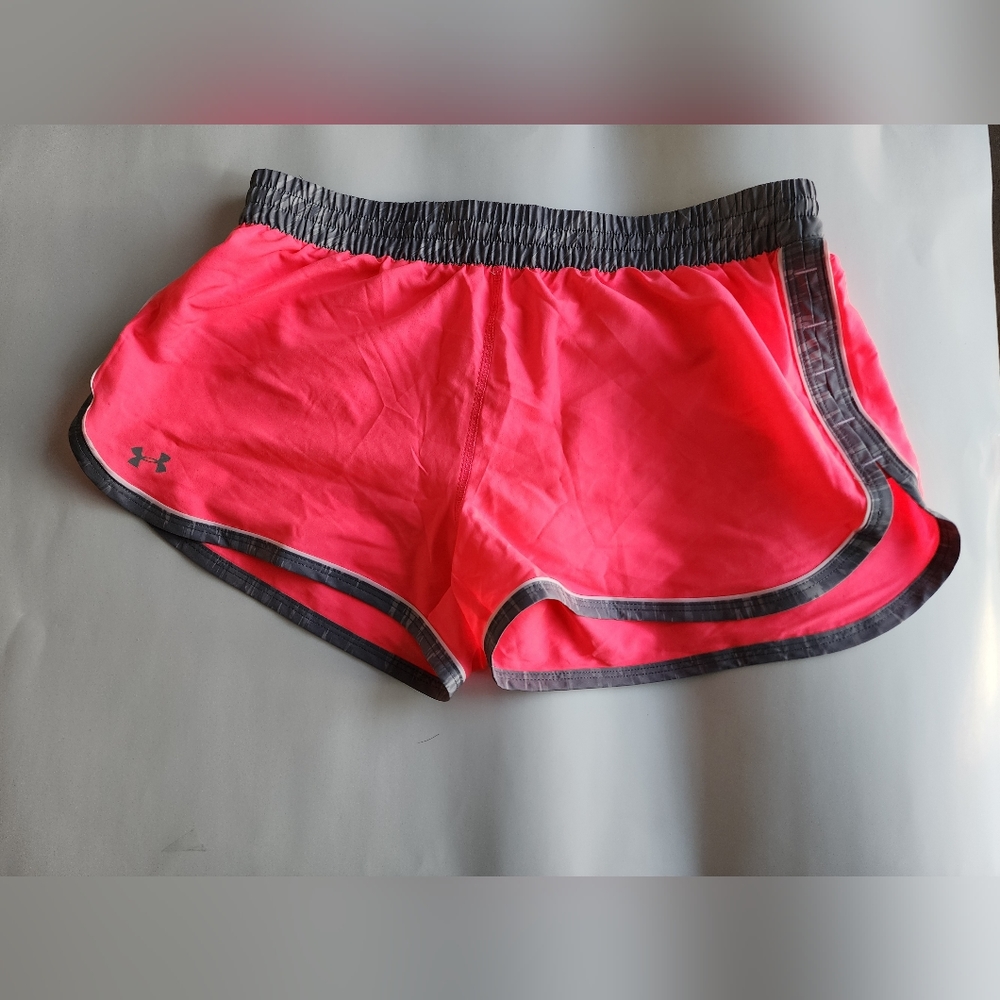 - Women's Under Armour Pink Semi‎ Fitted Running shorts sz S
